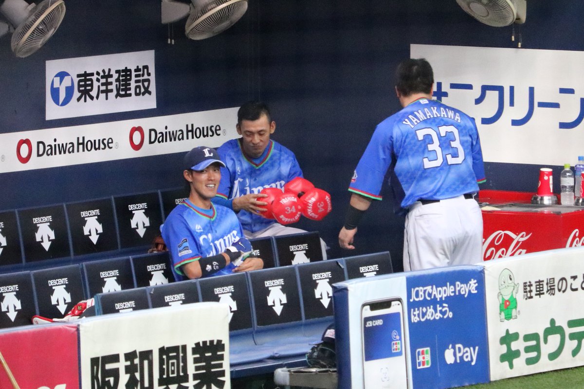 らっこ 18 8 7 京セラ 吉田正尚くんのダンベルがなぜかライオンズベンチに 笑 栗山くんと山川くんがノリノリでオリ側にアピールしてたけど やっぱ正尚くんへ向けてだったのかな 確認できず らっこ 18 8 7 京セラ 吉田正尚くんのダンベルがなぜかライオンズベンチに 笑 栗山くんと山川くんがノリノリでオリ側にアピールしてたけど やっぱ正尚くんへ向けてだったのかな 確認できず