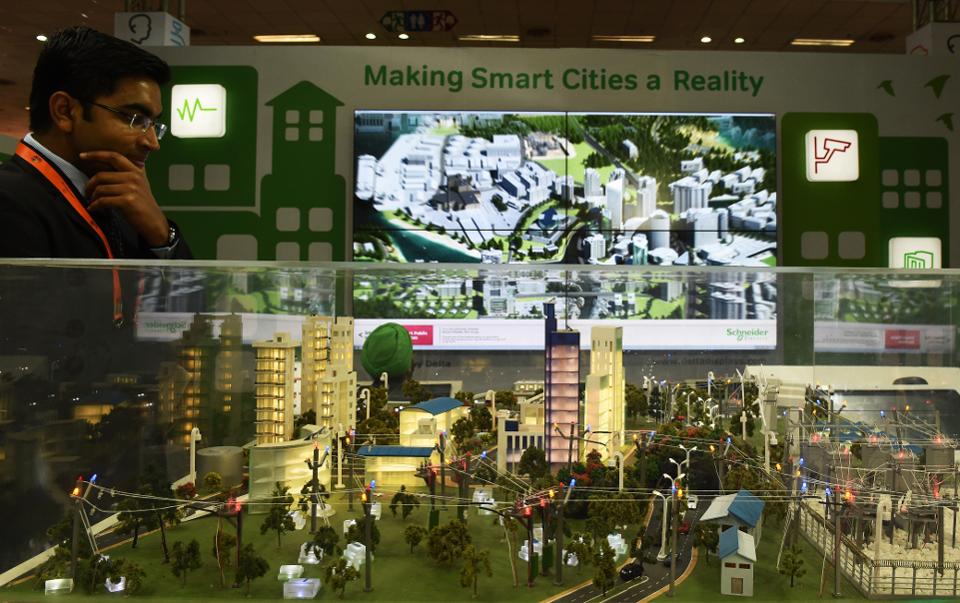 Forbes's tweet photo. Smart cities are going up around the world, but concerns about their security abound
https://t.co/4WSs2G22XD https://t.co/Z61O6yvvf8