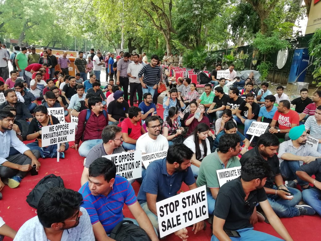 Chandan46246520's tweet photo. @ravishndtv @ndtv @aajtak @WeBankerss @TimesNow @ZeeNews @CNBCTV18Live @ETNOWlive @PiyushGoyal @PMOIndia @CNBC_Awaaz Thank u ravish ji to join us at jantar manter today....rest of media.....i hv no words to say anthing..except govt bhakat... https://t.co/dp3RZe5m9U