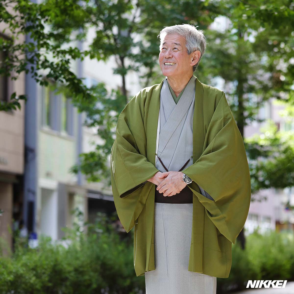 Nikkei The Style Twitterissa 日本酒愛好家たちの間で知られる 獺祭 蔵元である旭酒造の会長 桜井博志さんが 服装でこだわりを持つのが和服 中でも羽織です 写真の羽織は一見 地味ですが 裏返してみると 12日付の朝刊または電子版の紙面ビューアー