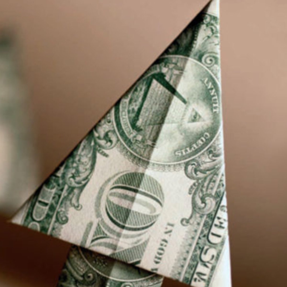 Ne yazık ki kimse söylemese kimse belirtmese de şu an anayasa kitapcığı fırlatılmamış bir 2001 krizi yaşıyoruz. Bazı açılardan daha ağır ve bu devaluasyon bizi hepimizi sadece bir hafta  öncesine göre yüzde 10 daha yoksullaştırdı. Hep birlikte batıyoruz