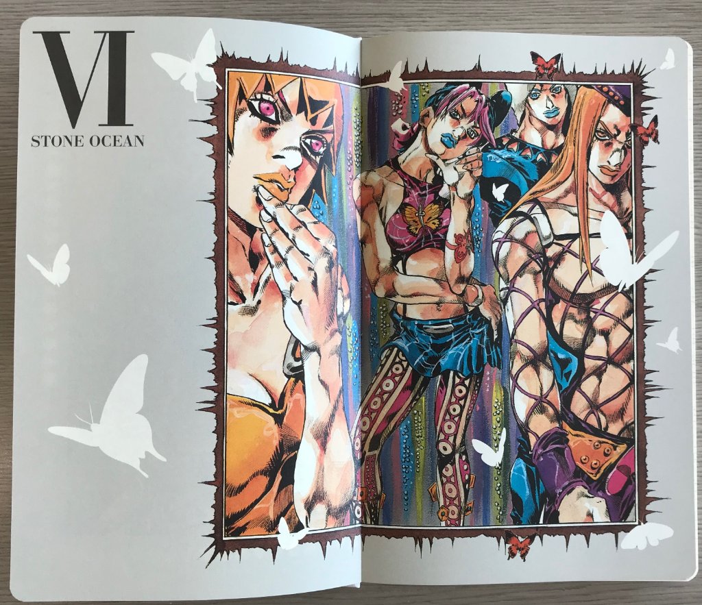 荒木飛呂彦原画展 Jojo 冒険の波紋 オリジナルグッズ詳細紹介 ジョジョの奇妙な冒険 ノート 高級感溢れるハードカバーノート 中面にもフルカラーイラストが満載 これを使えばきっと会社や学校で一目置かれる存在に 中身を少しだけ公開 グッズ