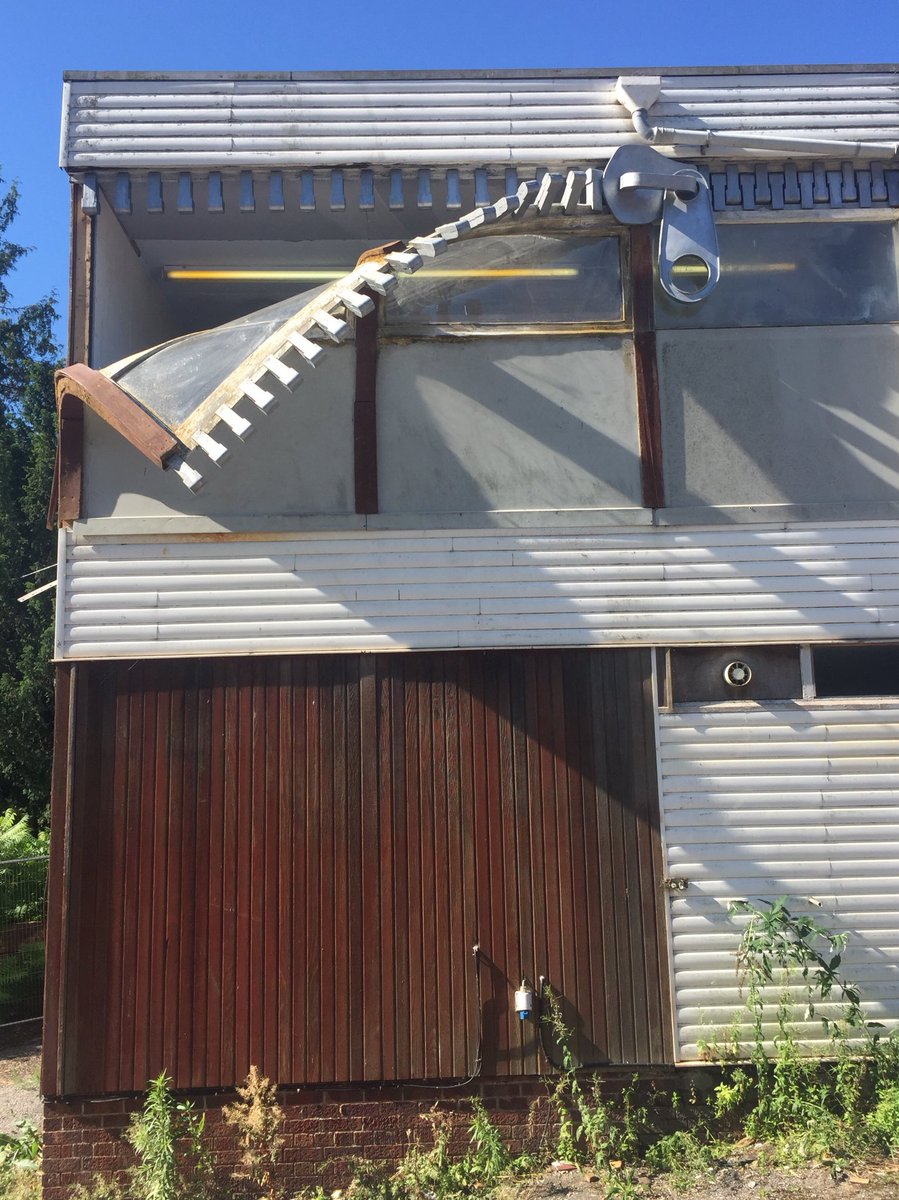 i_saw_mills's tweet photo. Finally got to see Alex Chinneck’s ‘Open to the public’, which is ironically located behind a locked gate.
#opentothepublic
#notopentothepublic
#ashford #kent https://t.co/xpVSPep6Pi