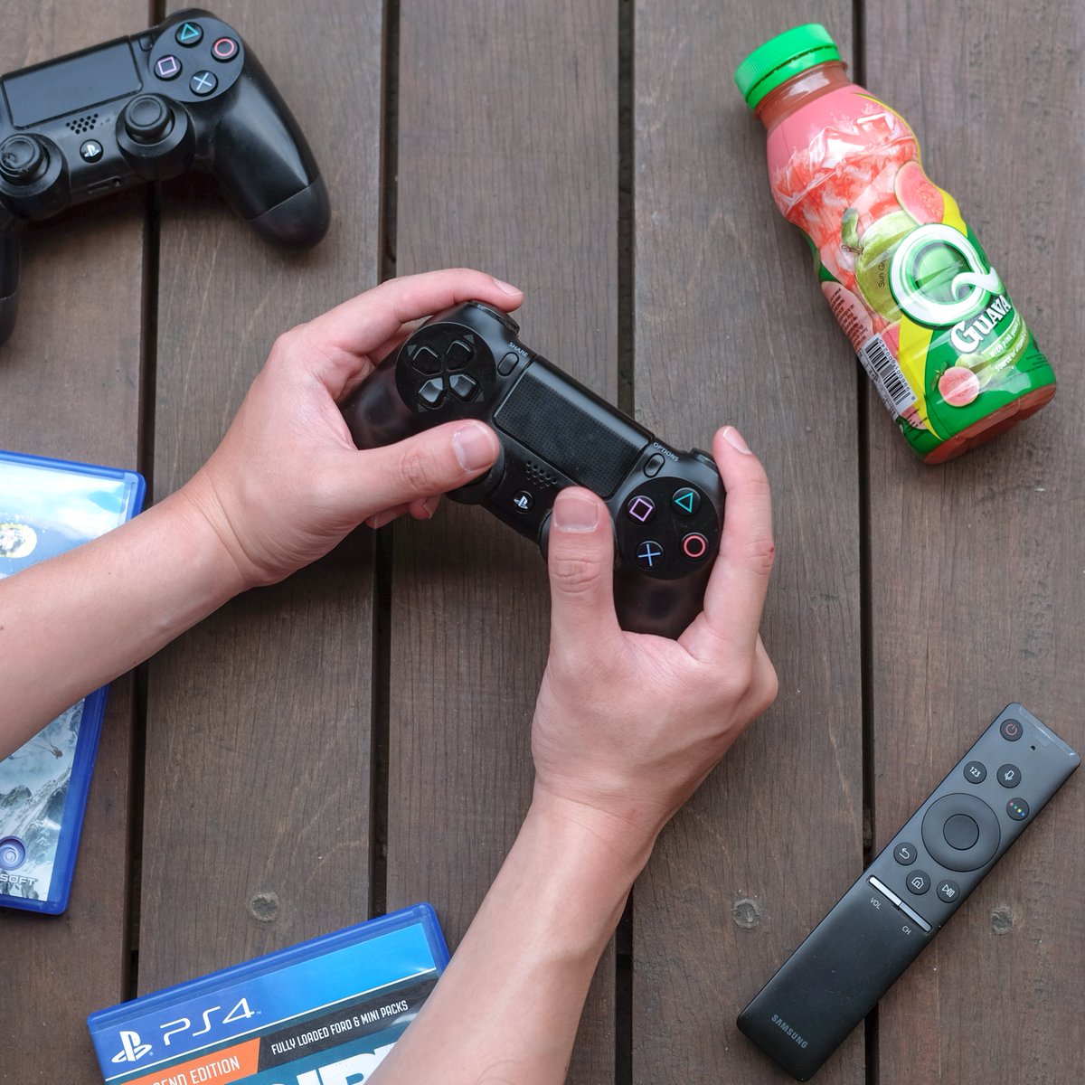 QJuiceID's tweet photo. Bermain game bisa mengurangi stress loh, apalagi sambil ditemenin QGuava yang punya vitamin C 4X dari jeruk, 5X tinggi serat alami dan nyaman diperut, jaid bikin kamu makin bahagia! Kamu lagi suka main game apa nih, Q bee?
#QGuava #QJuice #RealJuice #RealGuava #TripleWonders https://t.co/UOEheWPp1z