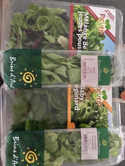 ontesteproduits's tweet photo. J'ai eu la chance d'être sélectionnée par @sampleo pour tester le service #illicofresco, #panierrecette à domicile en chronopost réfrigéré. 
Choix: paniers Tradi (poisson+viande), végétarien ou weight watcher. Ici le panier tradi' pour faire 5 recettes de 5 personnes ! 🍎🥒🍜🍴 https://t.co/msD1d5P8zg