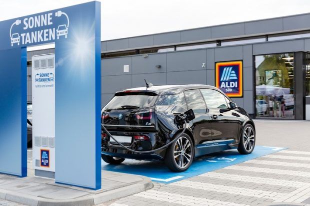 Schlauer Zug von Aldi Süd! Gratis aufladen #Aldi Süd baut neue Schnellladestationen für #Elektroautos t3n.de/news/?post_typ…