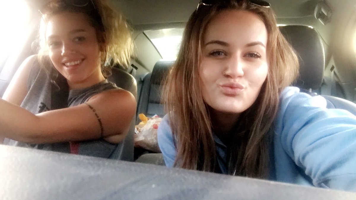 RiahWinburn's tweet photo. ik ur going through some poo, but head up babe i love u ♥️ #appreciationpost https://t.co/64XXeLWD8g
