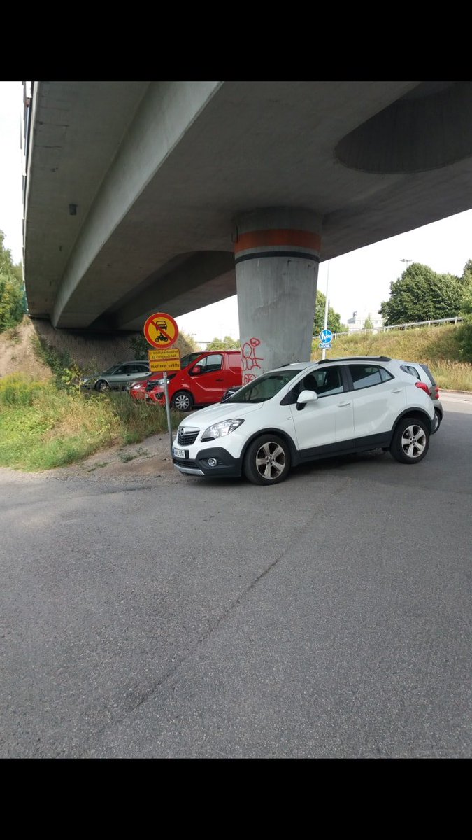 cyclite's tweet photo. Voisko pysäköinninvalvonta puuttua tähän laittomaan pysäköintiin? Peittää näkyvyyden pyörätiellä risteysalueella alamäen pohjalla. Lisäksi autoilijat peruuttelevat tuolta sokkona pyörätielle. Kipparlahden silmukka metrosillan alla. @HelsinkiKymp #helpalaute https://t.co/kOYoTGS5Dz