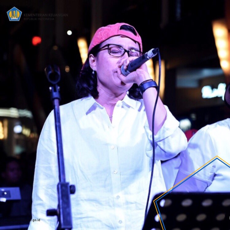 KemenkeuRI's tweet photo. #InfoKeu
Konser Kemanusiaan untuk Lombok Tembus Rp2 Milyar.

Menkeu Sri Mulyani Indrawati bersama Elek Yo Band turut menyumbangkan penampilannya pada acara Konser Kemanusiaan untuk Lombok di Cilandak Town Square, Kamis (09/08).

Berita Selengkapnya di https://t.co/LjOdn5viyA https://t.co/ElExel6yGn
