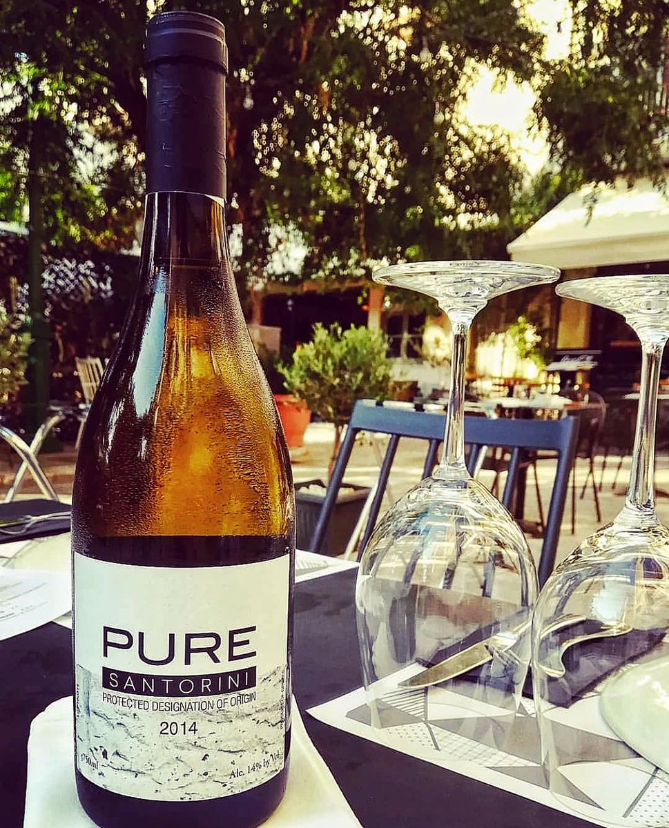 VSVwinery's tweet image. Who doesn&apos;t love combining dinner with a bottle of #PureSantorini wine?📷 @7foodsins  facebook.com/puresantorini
#santoriniwineries #winery #vsv #winetasting #greekwines #santoriniwines #wineyards #santoriniassyrtiko #volcanicslopesvineyards #santorini #finedining #plaka #athens