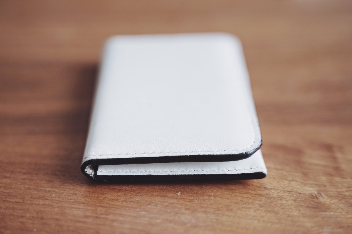 Nagisa Ichikawa The Guild V Twitter 私の名刺入れ 実は手縫いのハンドメイド 前に使ってた名刺入れ がダメになったとき 友人から貰ったハギレを使って作ったやつ とても良い皮だったので 結局2年以上使ってる ラグジュアリーブランド並みのコバ 裁断面のこと