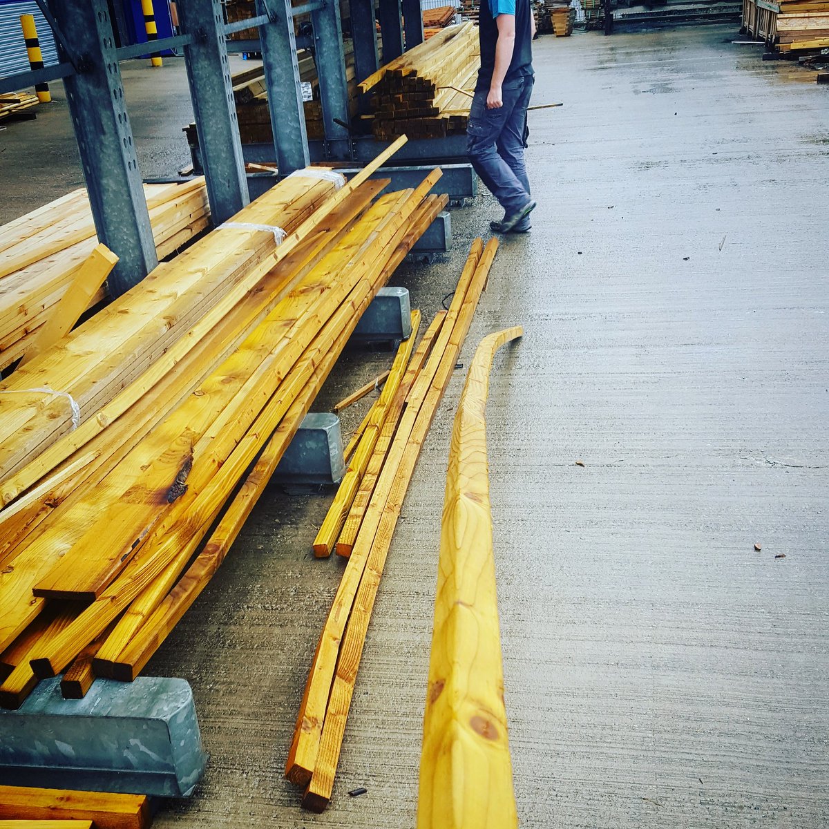 JonnoMetalcraft's tweet photo. Find the straightest bit of timber lad #workshop #AtTheMerchants #WonkyWood https://t.co/7d8Nrcgq1C
