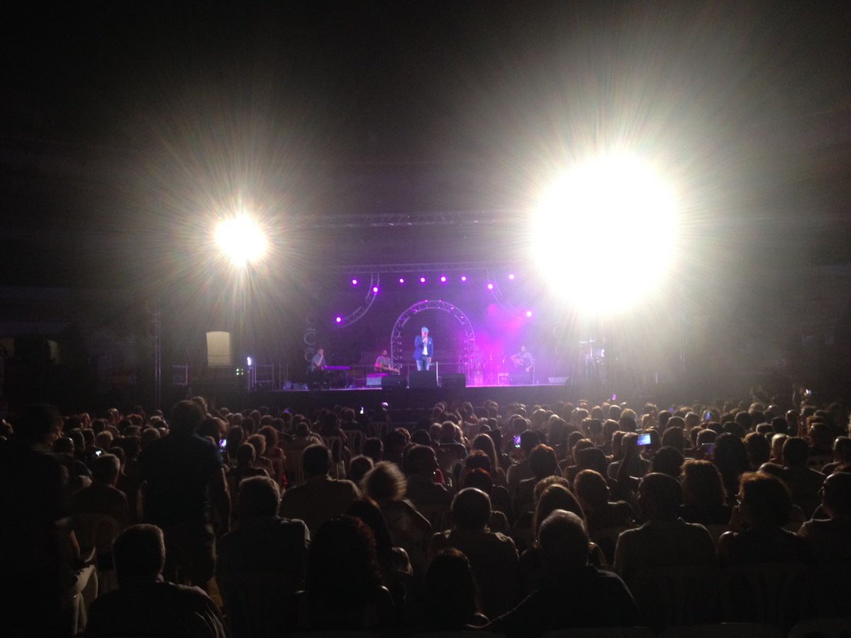 Anoche llenasteis de arte y de cariño la plaza de toros de #Almería.
¡MIL GRACIAS por acompañarnos!
#ElPoderdelaMúsica #felizfinde #concierto #Andalucía