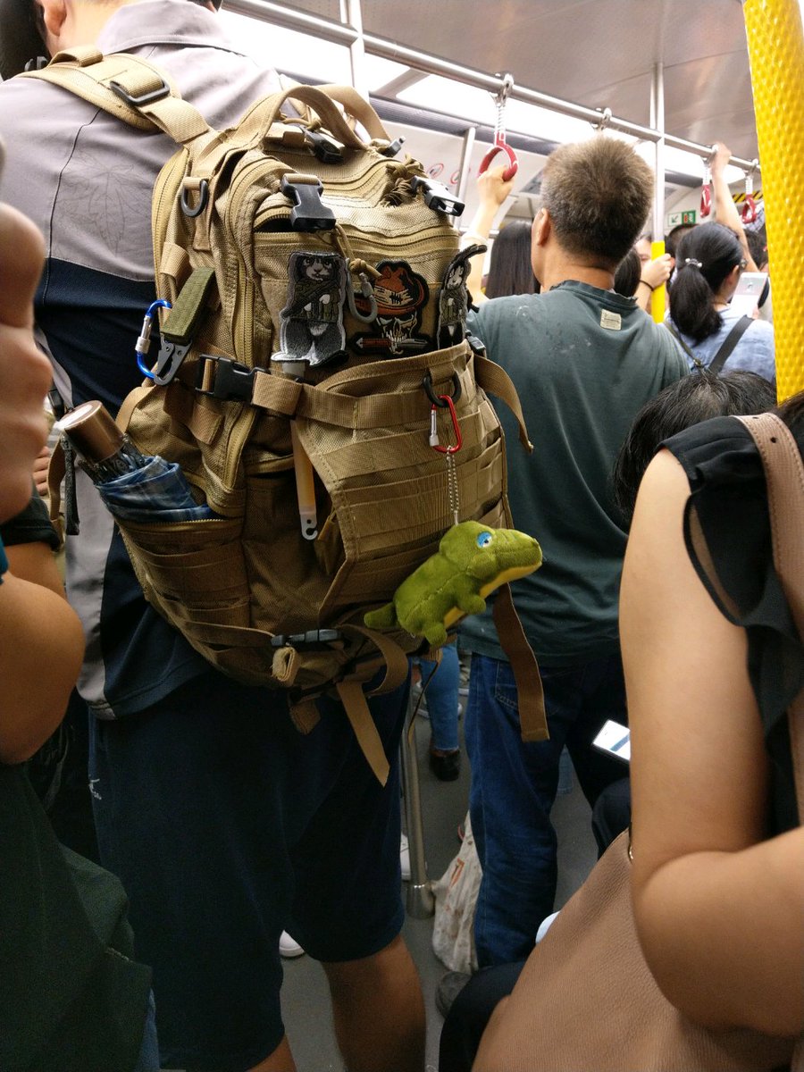 jisampedro's tweet image. If people at least considerate when carrying a backpack #mtr #hkproblems