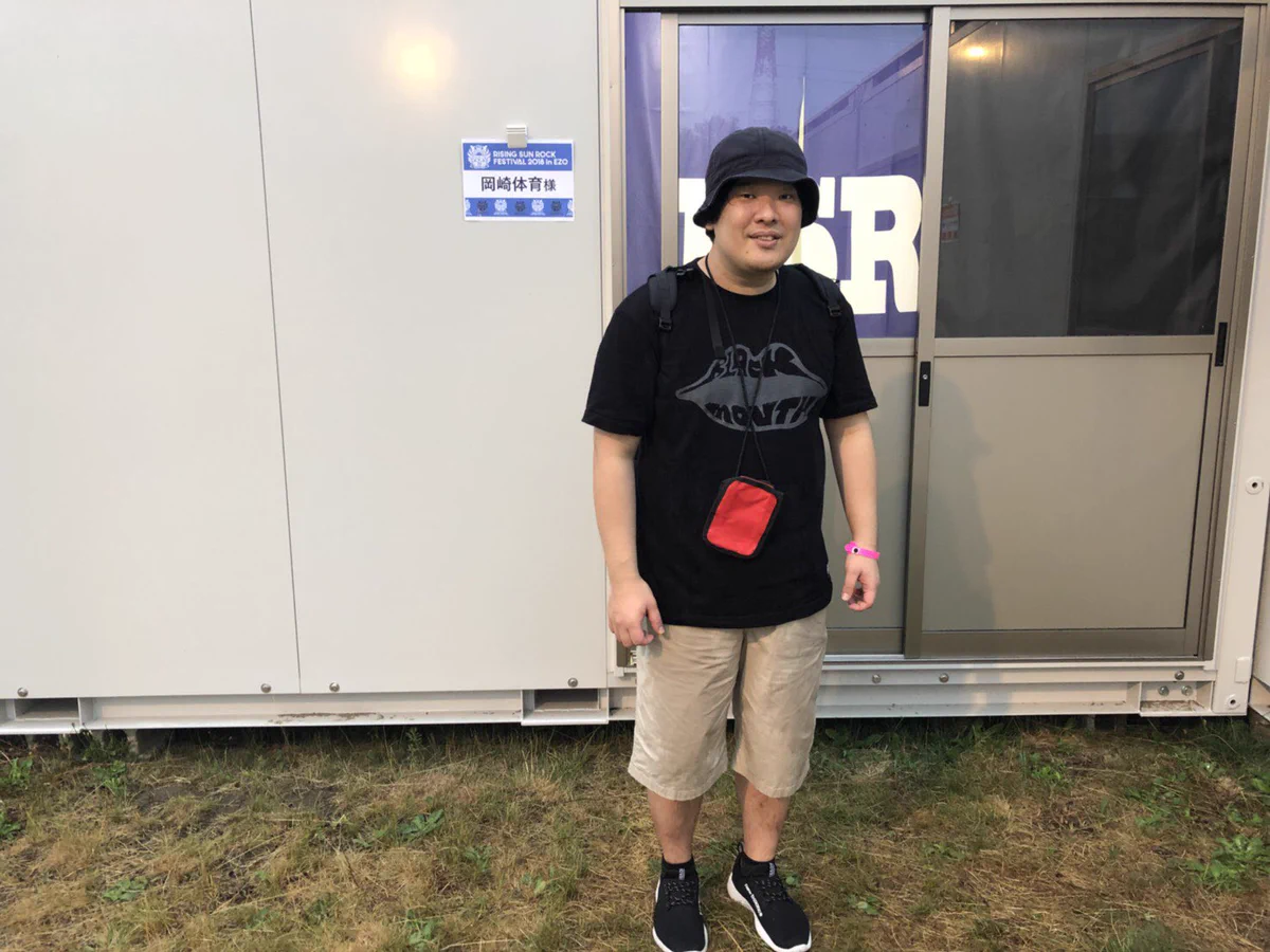 会場間違えた？ロックフェスに出演する岡崎体育が完全にコミケに行くオタクｗｗｗ