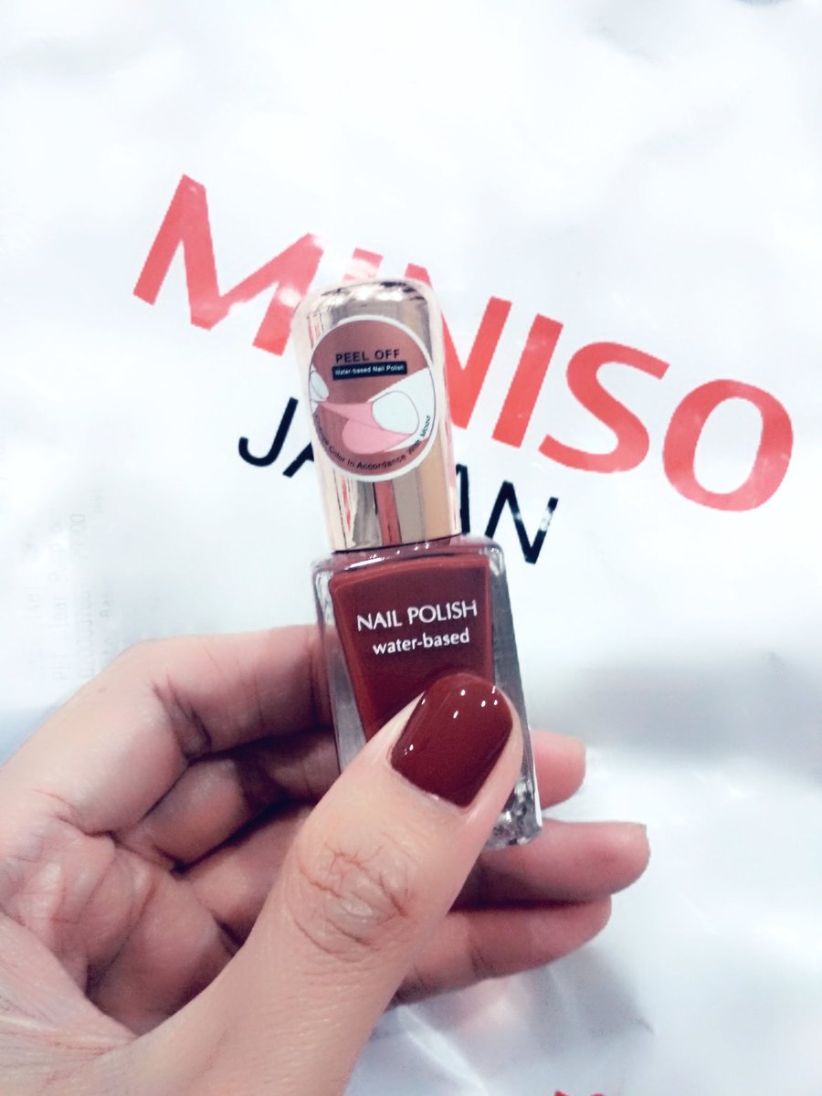 zukaping's tweet photo. Gaes, 40ribu saja dapet dua di Miniso. Warnanya banyak, dari nude sampe hitam. Ini tuh kutek peel off, jadi enak kalo mau wudhu tinggal kelupasin aja. Cuss beli 😆😆 https://t.co/UvENPS7hO8