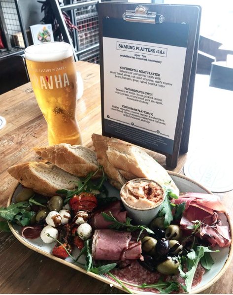 Tuck into a delicious sharing platter whilst enjoying picture perfect views of Porthcawl Harbour this weekend at <a href="/harbourbk/">Harbour Bar&Kitchen</a>🍴 bit.ly/2nsTWlY 

#SundayFunday #weekendfun