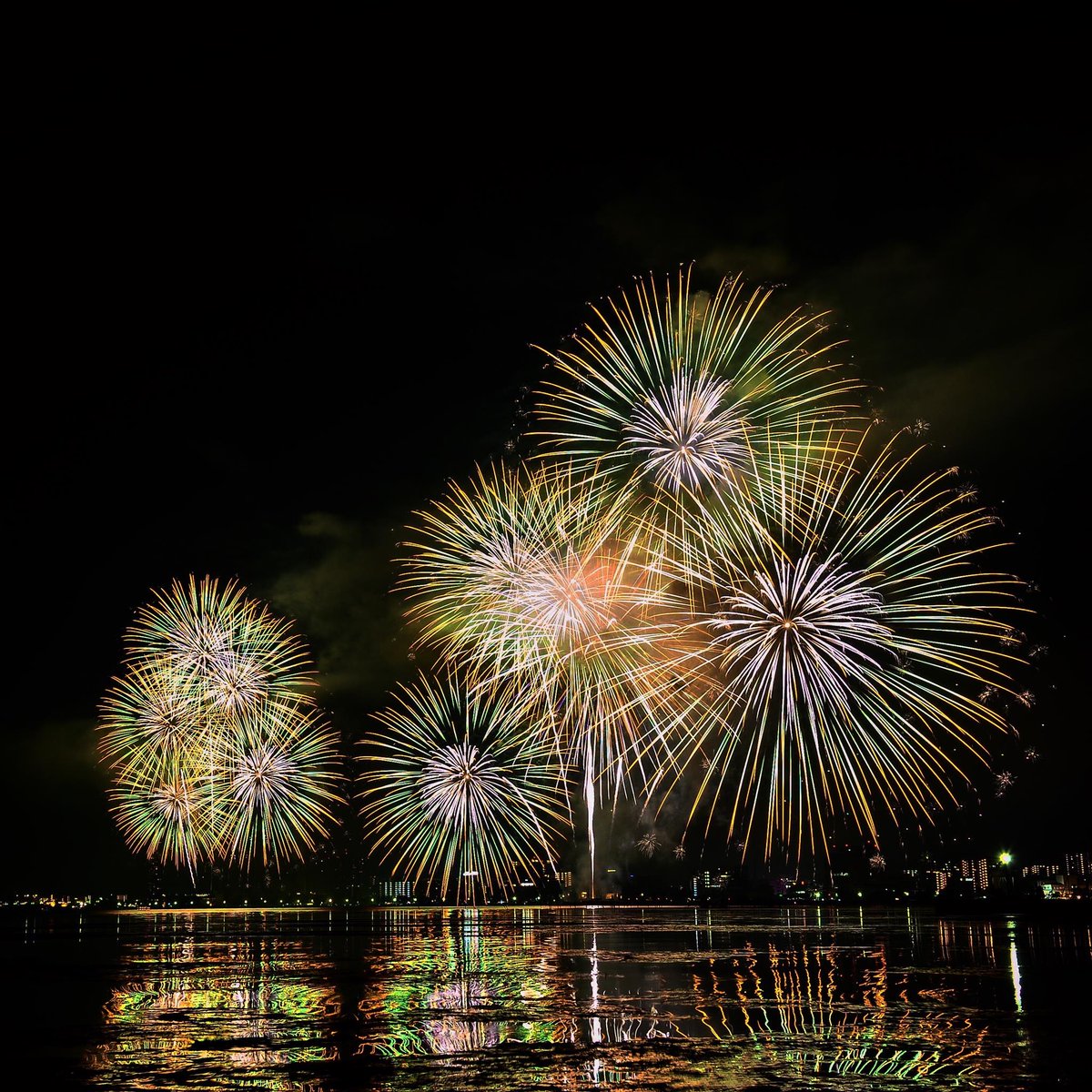 アドビ クリエイティブ クラウド お盆休み お休みの方も多いのでは たまった 花火写真 を現像してコンテストに応募 花火 をテーマとした できるぞライトルーム Snsフォトコン を開催中 現像前後の写真を募集しています 入選者には Creativecloud