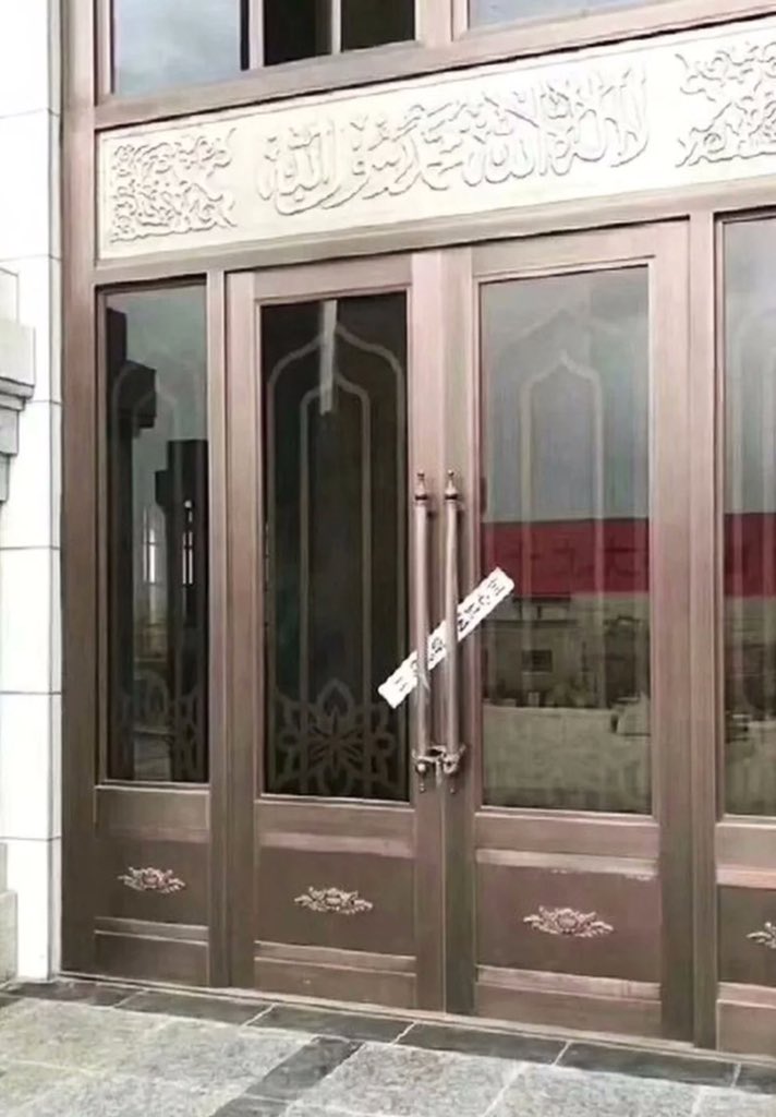 Hundreds of ethnic Hui Muslims are staging a sit-in protest against government plans to demolish a huge new mosque in western China amid tightening curbs on Islam