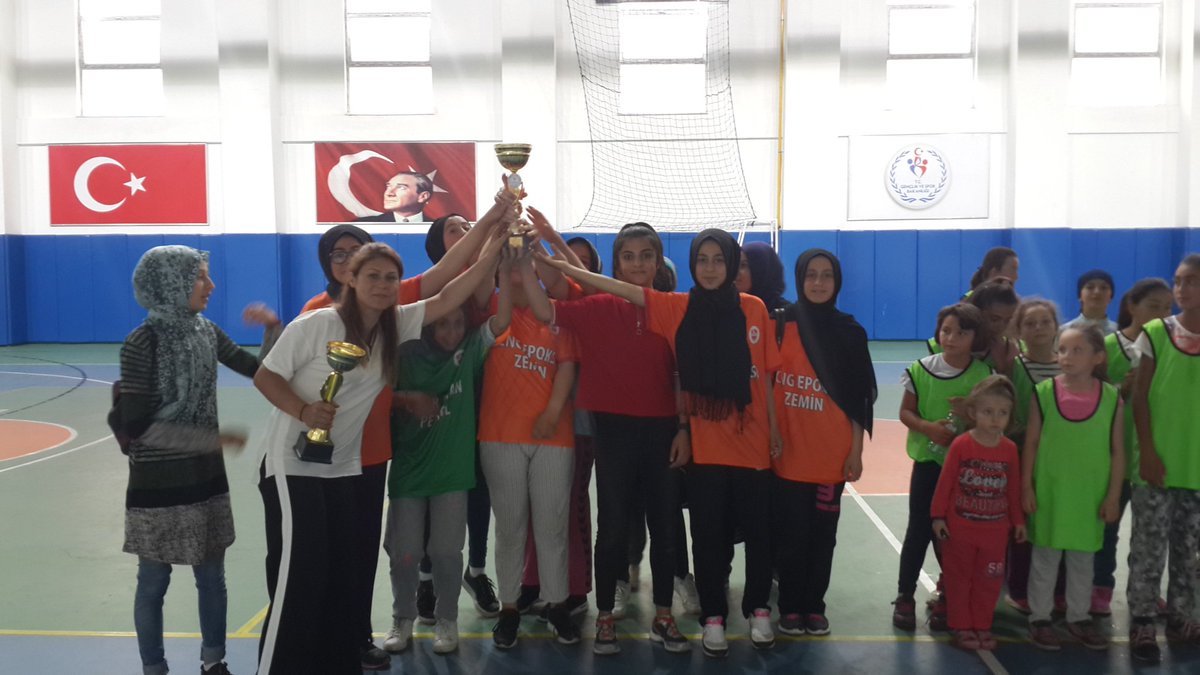 Acigol_GHSIM's tweet photo. Camilerde yaz kur-an kursunda eğitim gören ögrenciler için camiler arasi bayanlar hentbol turnuvasi düzenlenmistir. @kasapoglu @hamzayerlikaya @mehbaykan @m_unluer https://t.co/2X3j1ln7Cy