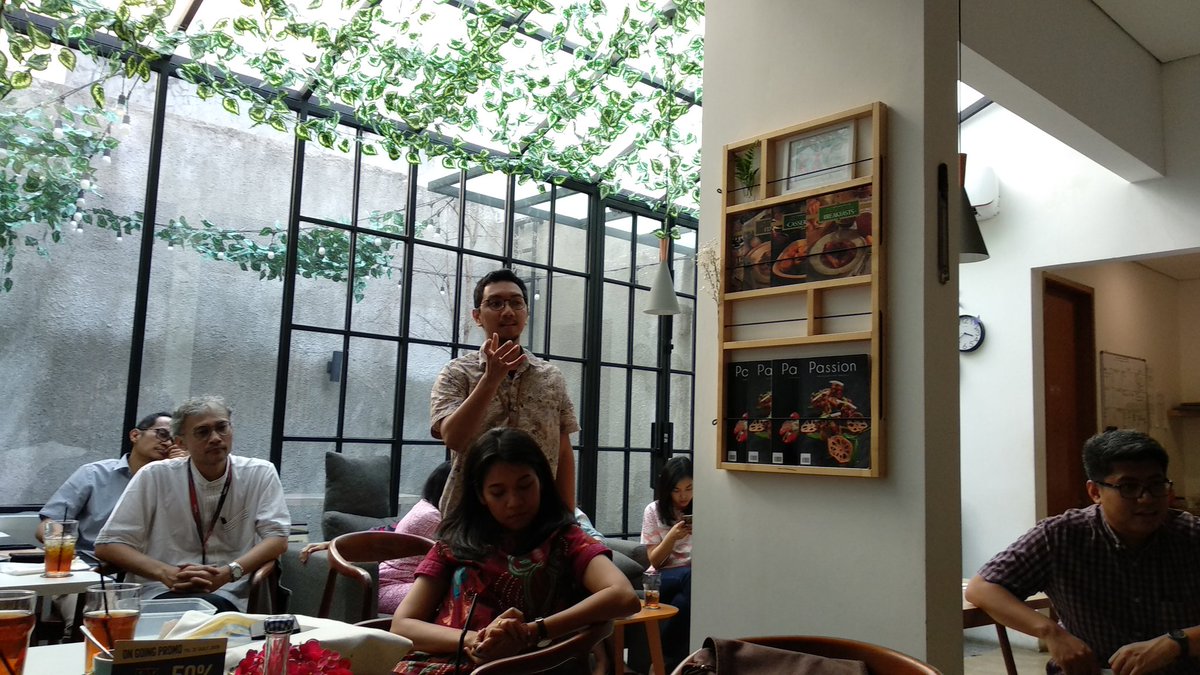 UmnJournalism's tweet photo. Journalism lecturer @aaabeng asks Pak @incoharper the ideal format of advertising #umn #diskusikomunikasi https://t.co/3W8diSgMPu
