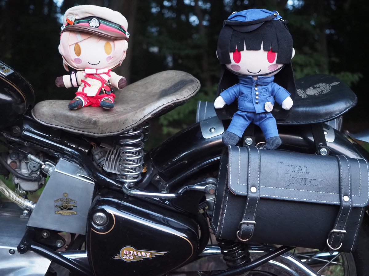 sin_kou_hyou's tweet image. 「と、いうわけで。これがますたぁの買ったオオトバイ。
ロイヤルエンフィールドでございます！」
「Britz350のエンジンをエストレヤ250のエンジンに載せ換えて構造変更してあるこですよ！　ラクラクですよ！」
「ぬいれいな、おなかへったでぇしゅ！」

#ぬいハチ
#ぬいれいな
#ハチロクとツーリング