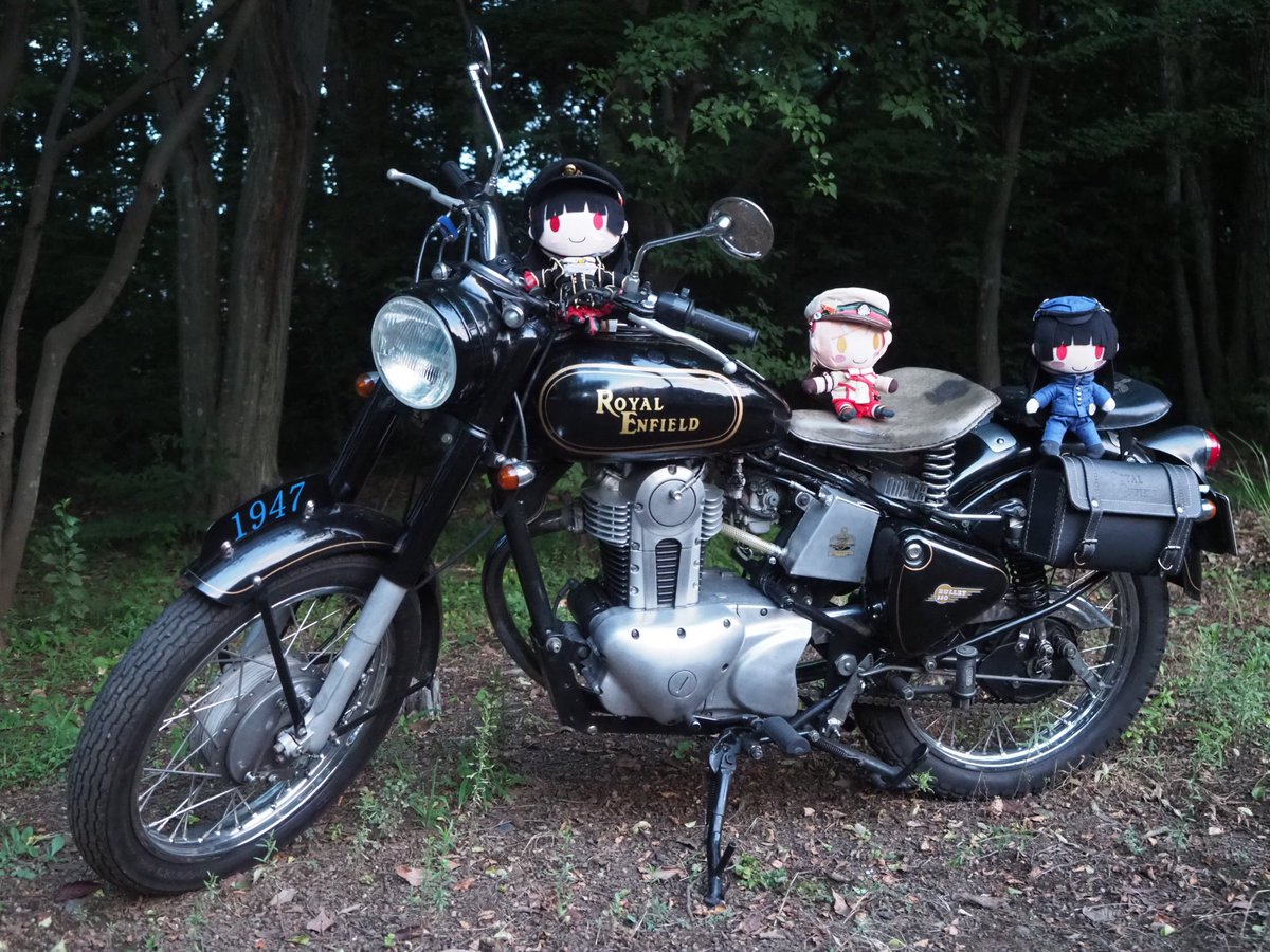 sin_kou_hyou's tweet image. 「と、いうわけで。これがますたぁの買ったオオトバイ。
ロイヤルエンフィールドでございます！」
「Britz350のエンジンをエストレヤ250のエンジンに載せ換えて構造変更してあるこですよ！　ラクラクですよ！」
「ぬいれいな、おなかへったでぇしゅ！」

#ぬいハチ
#ぬいれいな
#ハチロクとツーリング