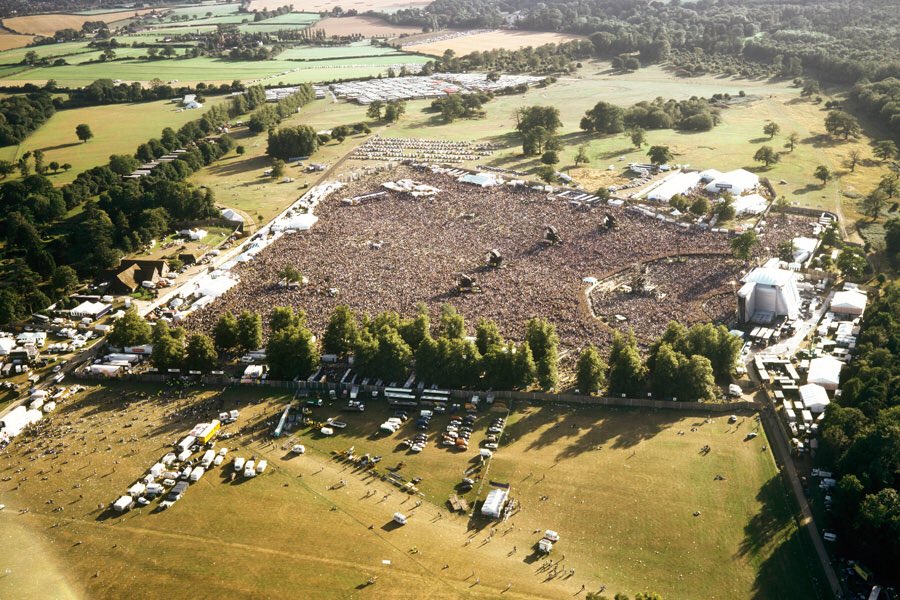 ManchesterLemon's tweet photo. 22 years ago today, Oasis played their iconic gig at Knebworth https://t.co/pRYCXyXsKv