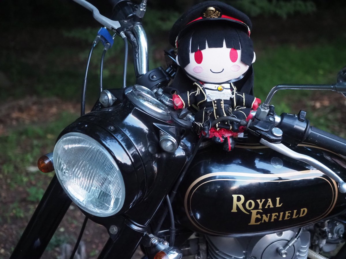 sin_kou_hyou's tweet image. 「と、いうわけで。これがますたぁの買ったオオトバイ。
ロイヤルエンフィールドでございます！」
「Britz350のエンジンをエストレヤ250のエンジンに載せ換えて構造変更してあるこですよ！　ラクラクですよ！」
「ぬいれいな、おなかへったでぇしゅ！」

#ぬいハチ
#ぬいれいな
#ハチロクとツーリング