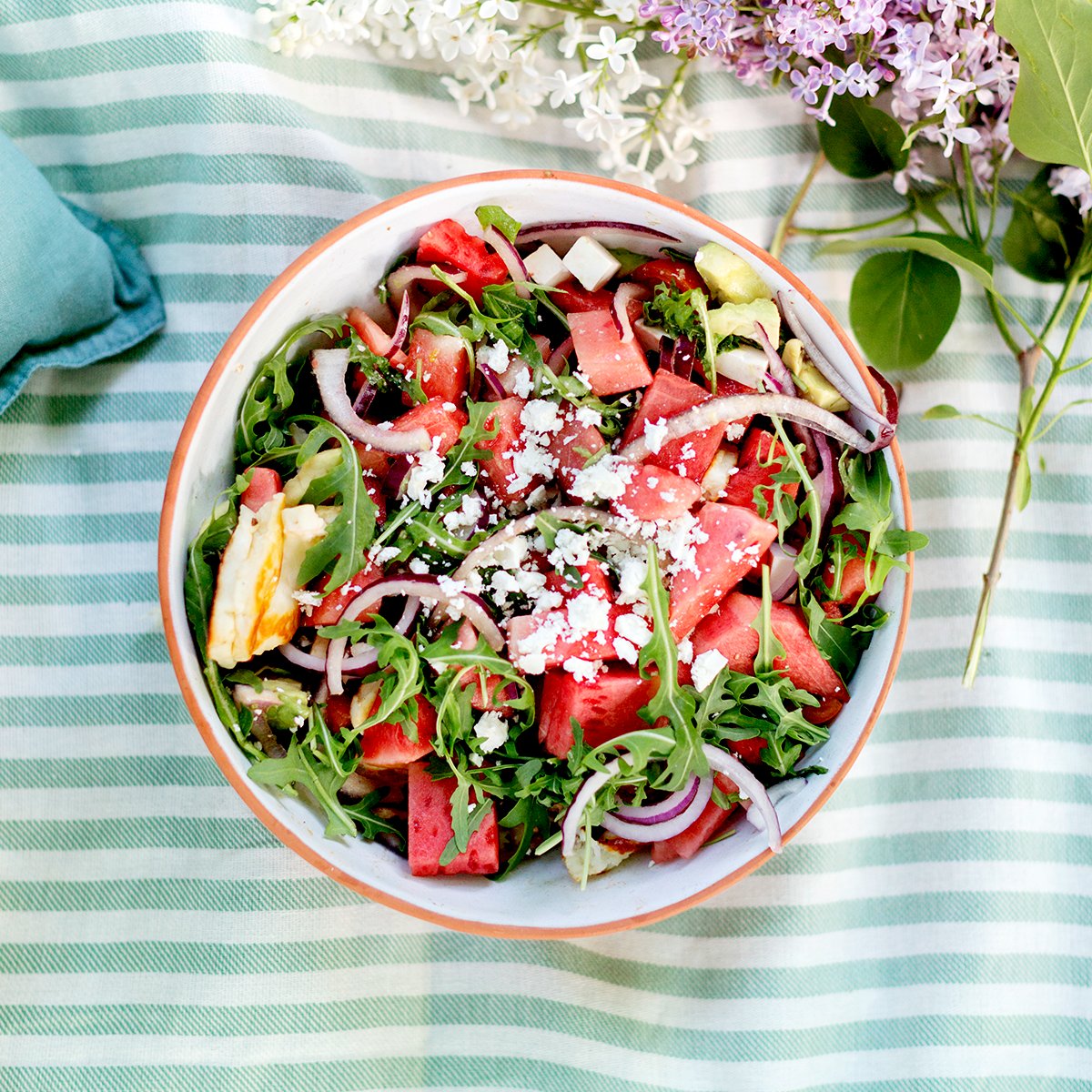 Qual è il tuo cibo da picnic preferito? Raccontaci cosa non può mancare nel tuo paniere. Tramezzini con uova, involtini di salsiccia, spumante? ... o forse vai pazzo per la torta al limone? #ispirazione #picnic #allaperto