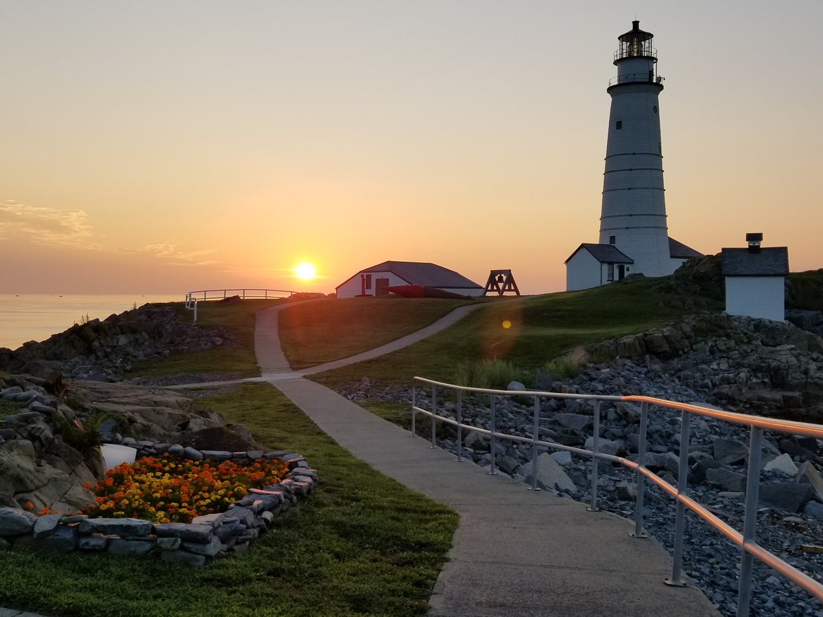 Boston_Light's tweet image. #Goodmorning friends in the Boston Harbor. Nothing like a #sunrise at a #lighthouse to start your day! @USLighthouses @alklighthouse @USCGNortheast @USCGAux
