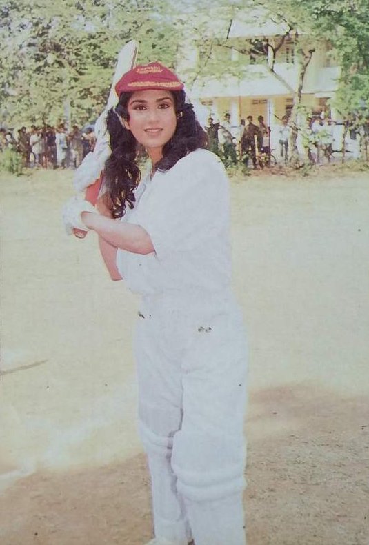 BombayBasanti's tweet photo. Ready for some cricket ? Meenakshi Seshadri in postcard photo from 80s
#IndiaVsEng #Lords #Today #IndiaEng #ENGvIND
@MinaxhiSeshadri https://t.co/zQSwpcxqg4
