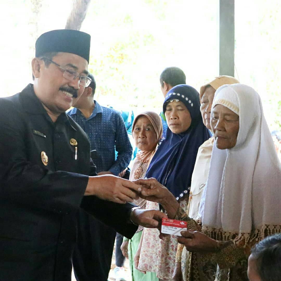 dinaskominfokp's tweet image. Dinas Sosial P3A Kabupaten Kulon Progo meluncurkan Bantuan Pangan Non Tunai (BPNT) di rumah Sumono, RT 7 RW 2 Tapen, Hargomulyo, Kokap. Jumat (10/8). Acara dibuka oleh Wakil Bupati Kulon Progo Sutedjo.

#KulonProgo
#TheJewelofJava