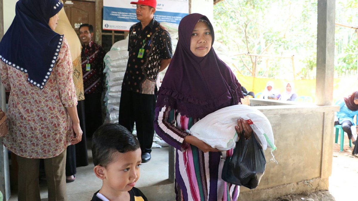 dinaskominfokp's tweet image. Dinas Sosial P3A Kabupaten Kulon Progo meluncurkan Bantuan Pangan Non Tunai (BPNT) di rumah Sumono, RT 7 RW 2 Tapen, Hargomulyo, Kokap. Jumat (10/8). Acara dibuka oleh Wakil Bupati Kulon Progo Sutedjo.

#KulonProgo
#TheJewelofJava