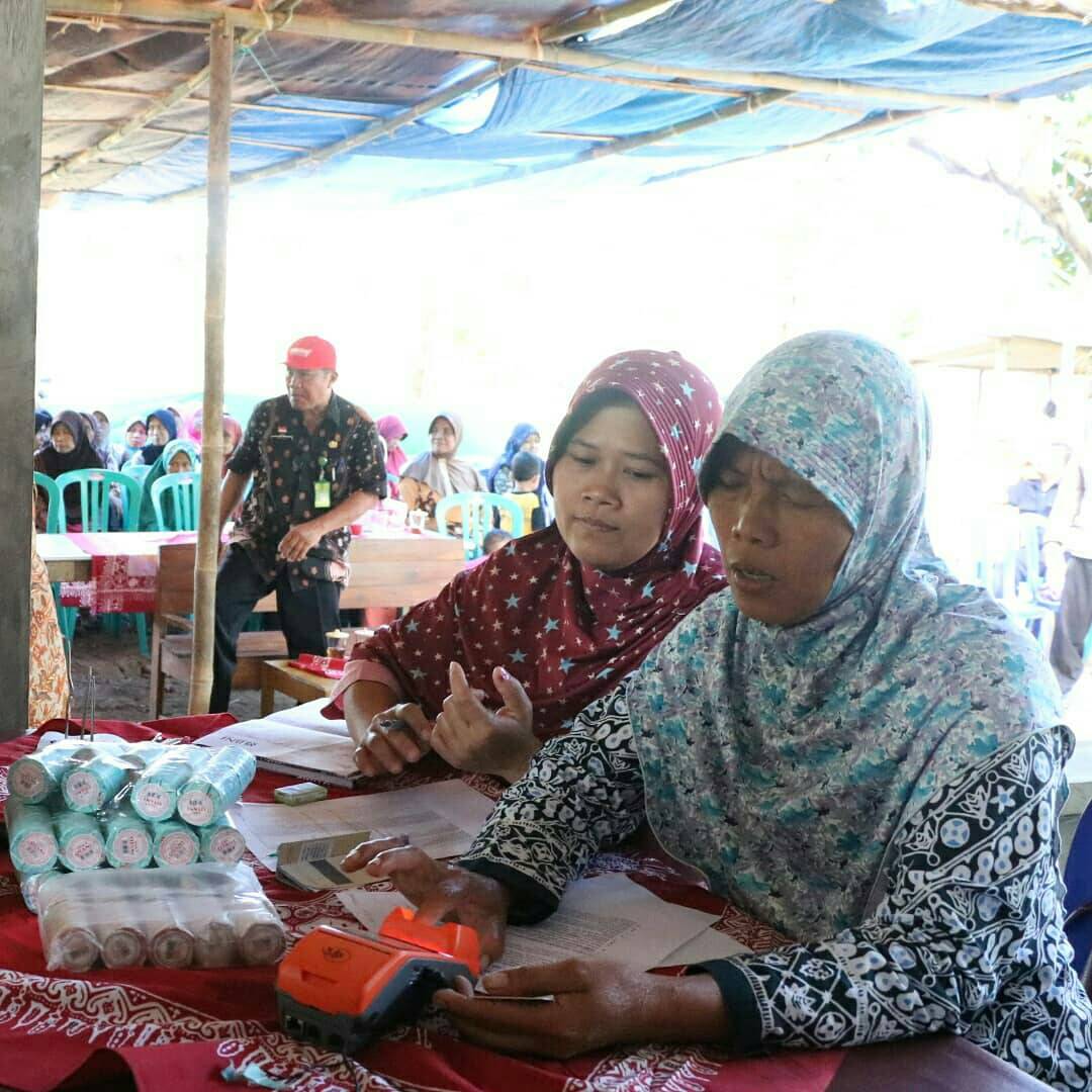 dinaskominfokp's tweet image. Dinas Sosial P3A Kabupaten Kulon Progo meluncurkan Bantuan Pangan Non Tunai (BPNT) di rumah Sumono, RT 7 RW 2 Tapen, Hargomulyo, Kokap. Jumat (10/8). Acara dibuka oleh Wakil Bupati Kulon Progo Sutedjo.

#KulonProgo
#TheJewelofJava