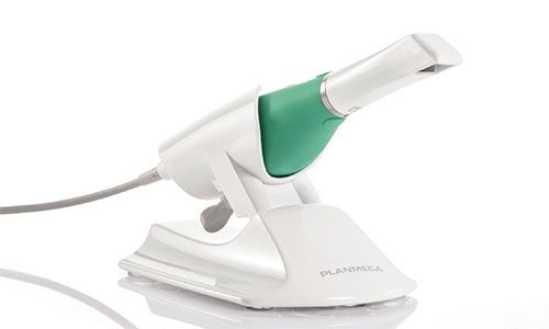 Planmeca's tweet photo. "Planmeca Emerald makes the digital workflow easy" – more from Dr. Craig Vinkovich on Planmeca's lightning fast intraoral scanner: https://t.co/3I3hCvb6O9 #dentistry #dental #digitaldentistry #CADCAM via @DentalProducts https://t.co/QXgyPOfKA9