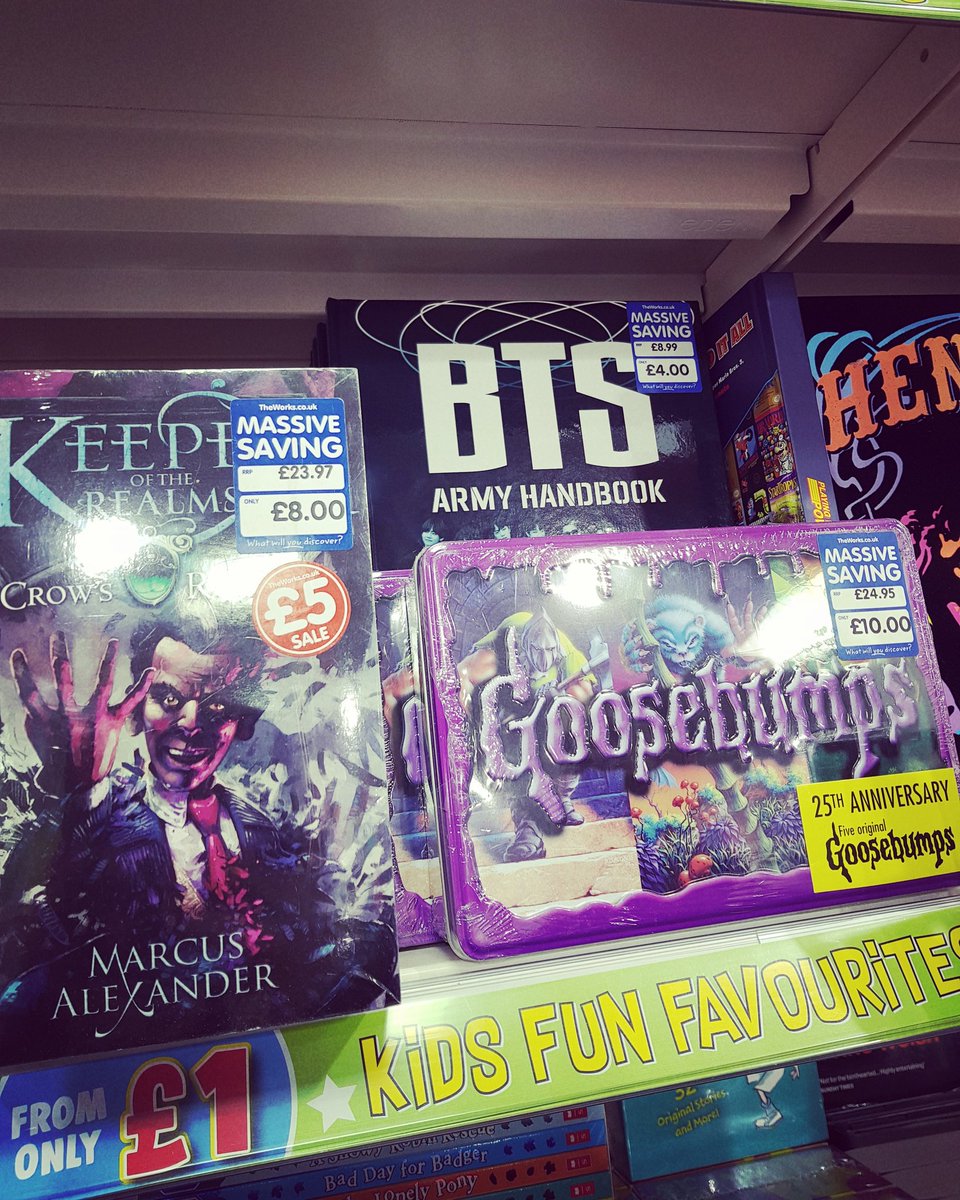 H_Louise_97's tweet photo. YAAAA 2 of my favourite authors! RIGHT NEXT TO EACH OTHER! In one place! 😋😍💚 #Goosebumps #KeeperOfTheRealms #RlStine #MarcusAlexander @getyourreadon @RL_Stine https://t.co/dAm7XCddpF