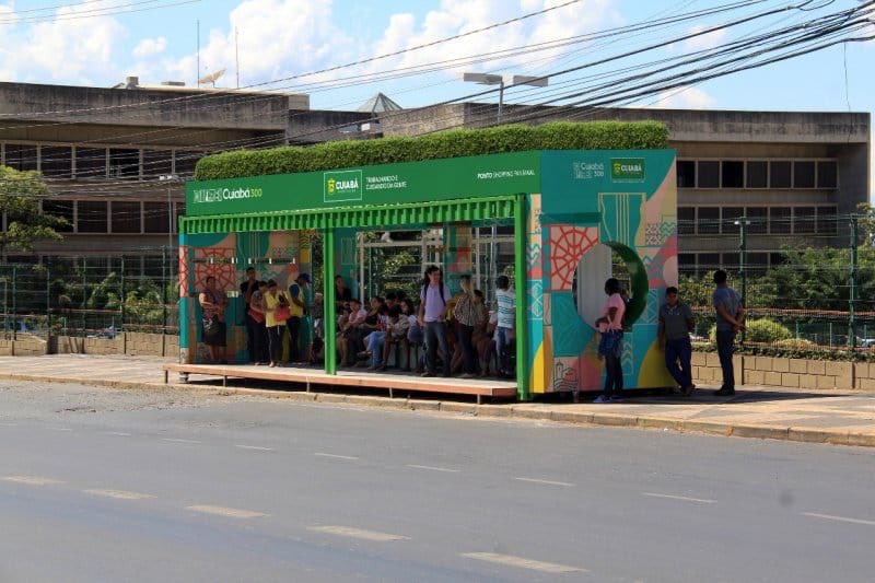 Love this — 1st of 83 planned bus stops made from reused shipping containers, with shaded seating, micro-library, green roof, solar panels, LED bus info, charging stations, paid for with “adopt-a-stop” funding. In #Cuiaba Brazil. #CityOfSmiles agroalimentando.com/nota.php?id_no… V/ <a href="/NewsArch/">Architecture News</a>