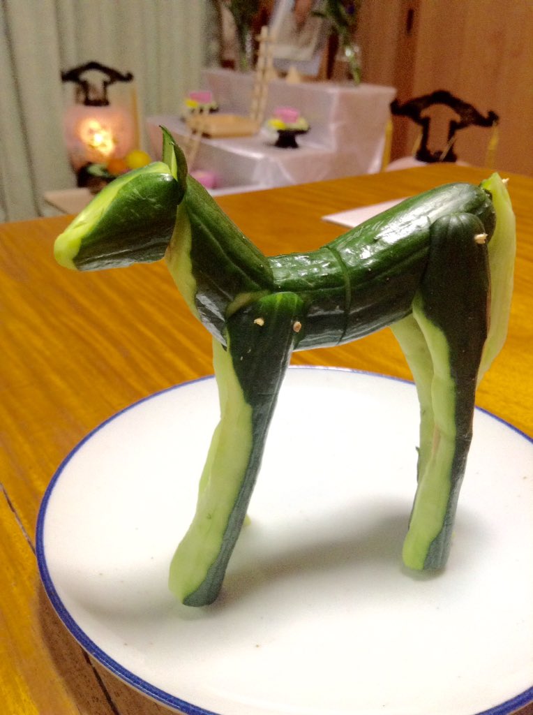 住職 今度の法事までに乗り物作っておいてください 馬のしっぽがフサフサでクオリティー高い めっちゃ早く現世に帰ってこれる いろんな精霊馬も Togetter