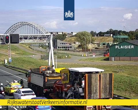 Geen plezier voor de #Noordtunnel in de #A15. Door deze te hoge combinatie is de tunnel even dicht richting Papendrecht.