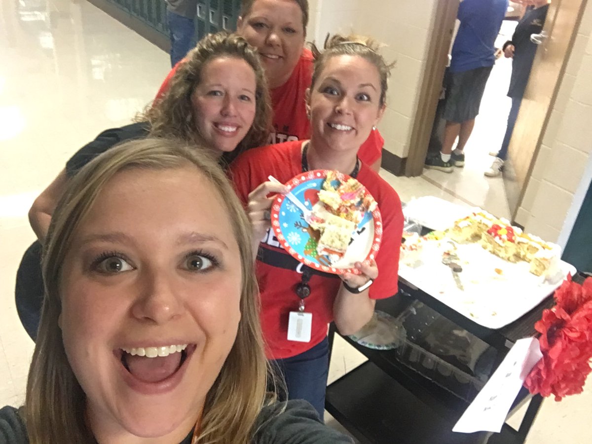 MsBinkleyCMS's tweet photo. Shoutout to our awesome AP and Dean of Students for bringing around cake on our first whoop whoop cart of the year! #bestyeareverthesequel #everystudenteveryday #ccsdtn @CheathamMiddle https://t.co/oVu5neNJTe