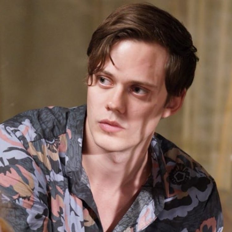 HAPPY BIRTHDAY TO THE OTHER LOCE OF MY LIFEEEE AKA BILL SKARSGARD. TE AMO PAPI 