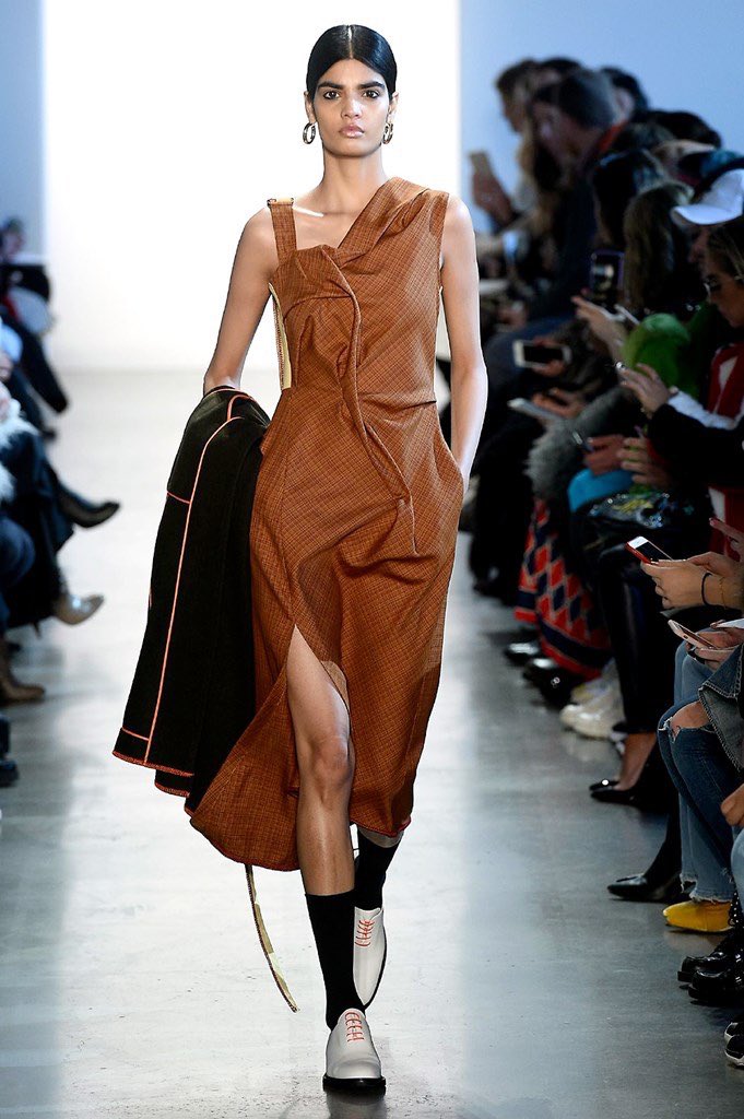 tfnow's tweet photo. 👜Looking ahead for #FW18 with this #Colovos runway look seen at #NYFW. See more of our fave looks from other designers HERE >> https://t.co/lcdLfPI9tb https://t.co/PuAp6QwFuP