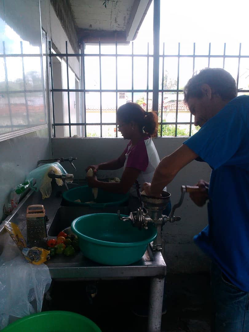lbciriloalberto's tweet photo. Hoy Activados con nuestro #AgostoDeVictoria Aprendiendo a elaborar #Casabe y no faltará la #SopaVictoriosa junto al buen amigo #EduardoDorta #ElSemillero de Carabobo. @MPPEDUCACION @JauaMiranda @SalaCarabobo https://t.co/yCaIo7oBnC