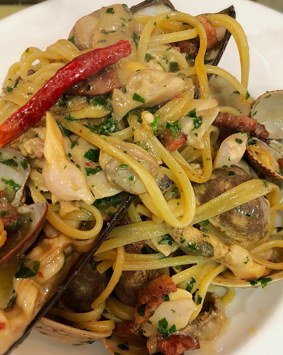 Amazing dishes from ESCA 🔥🔥🔥 Linguine!!! With a medley of briny clams, hot red peper, and pancetta 🍽👌🏻😋  #ThisisEscaRestaurantNYC  #TimesSquare #Hellskitchen #Hungry #BestSeafood  #Fishwhisperer #TheFisherman #TheKingofFish #Escaeeeeeats #Yummylicious #lunchgoals #dinner
