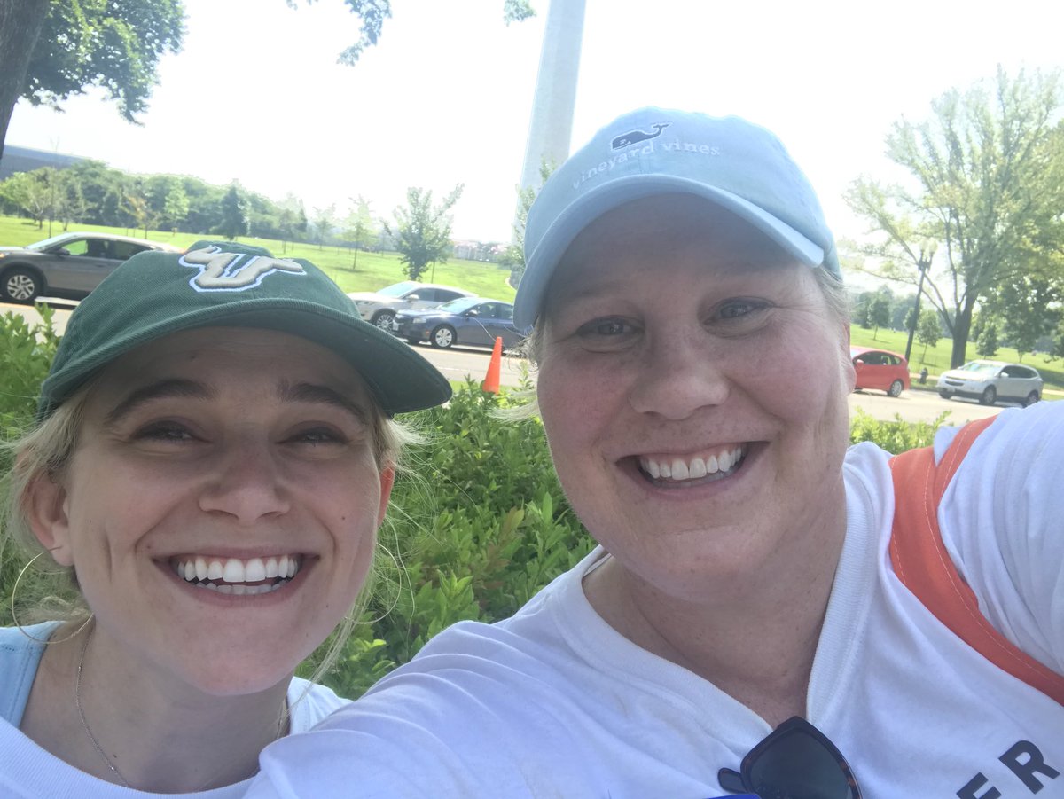 SueLFo's tweet photo. #AWeekOfService @USChamber cleaning up the National Mall. https://t.co/Ls5gQInkyL
