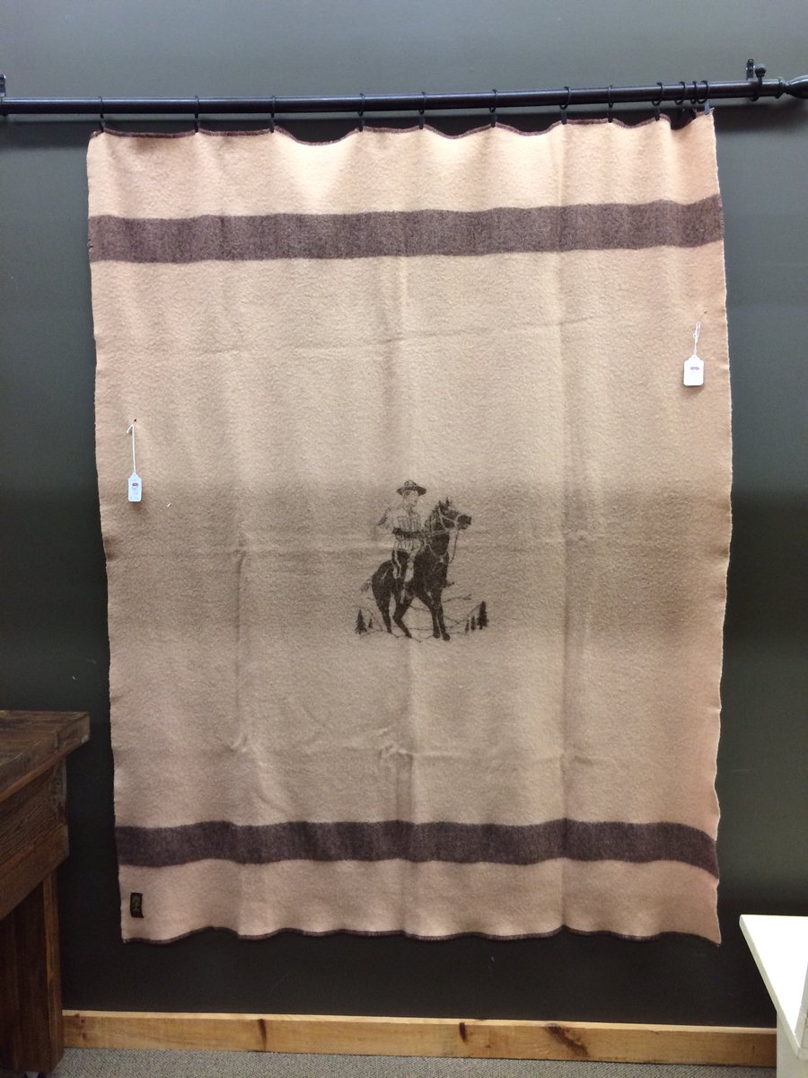 MarketRAntiques's tweet photo. Canadian made wool blanket, made by the Kenwood company.  This style is called “the Norway” #kenwood #canadianmade #wool #vintage #rcmp #mountie #thenorway #antique #stjacobs https://t.co/Xfx6QmQ7PN