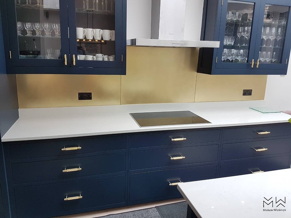 ModumWorktops's tweet image. Natural brass splashback compliments this beautiful, blue kitchen and matching brass handles tie everything together👏
.
#modumworktops #brass #kitchendesign #kitchen_on_insta #homeideas #bespoke #interiordesign #sweethome #kitchen #splashback #brass_in_the_kitchen  #naturalbrass