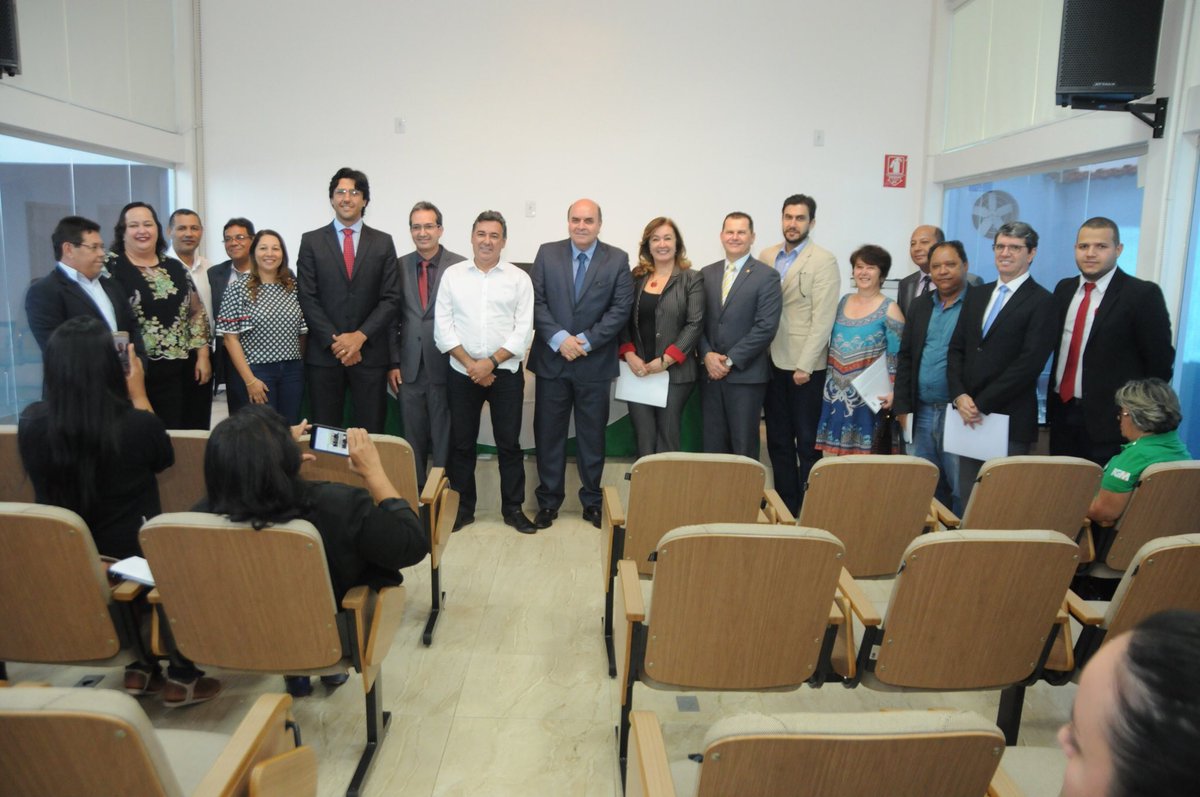 mpgo_oficial's tweet image. #combateasdrogas ✍🏻 MP-GO, FGM e AGM assinaram hoje de manhã um termo de cooperação técnica com o Grupo Executivo de Enfrentamento às Drogas (GEED).
⠀
🤚🏻 O acordo tem como objetivo fomentar e articular as redes de políticas públicas sobre drogas nos 246 municípios goianos.