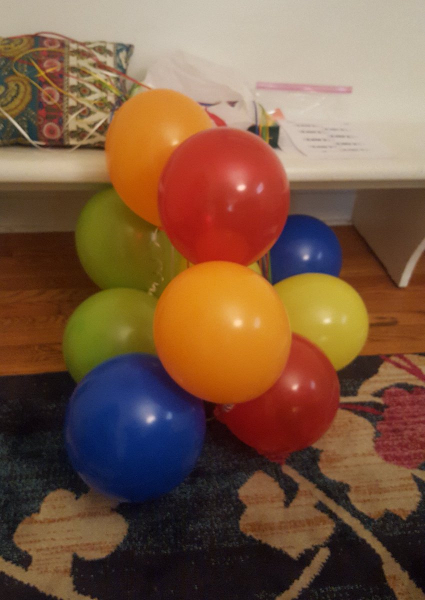 MaureenStroer's tweet image. I don&apos;t think these 2 hour old helium balloons understand their job description. #eventplannerproblems